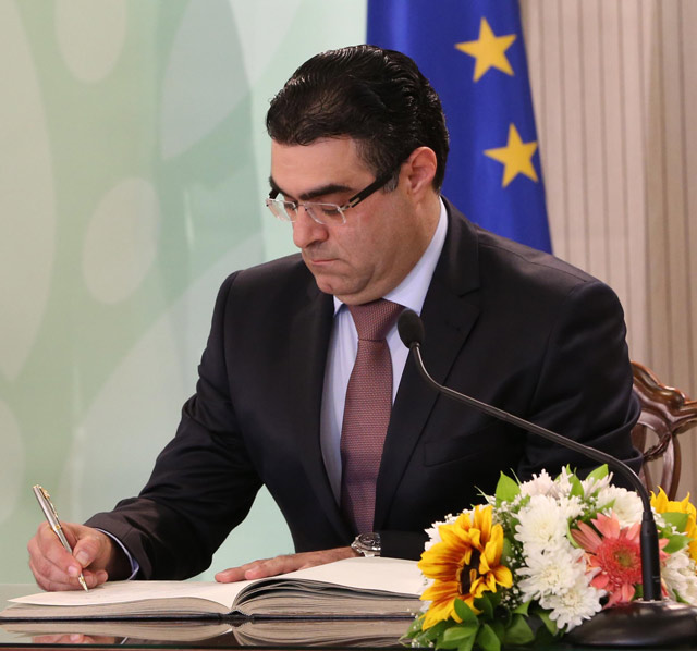 Ενέσεις στην... κτηνοτροφία